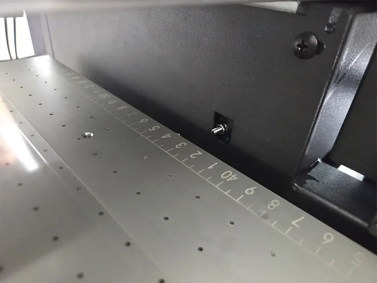 Vacuum bed with height sensor